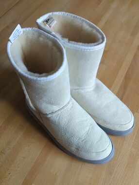 UGG Women's Cream Sheepskin Boots W 8 #5225 EUC